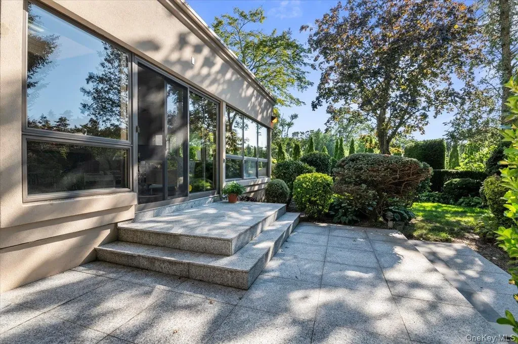 292 Breezyway Lawrence NY 11559