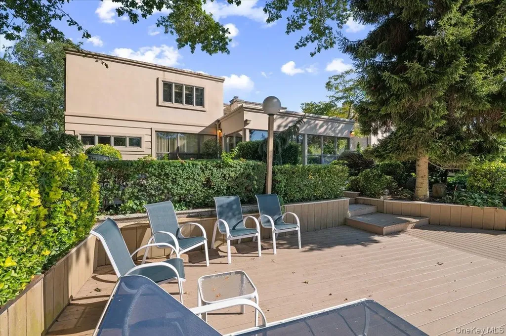 292 Breezyway Lawrence NY 11559