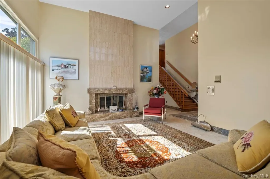 292 Breezyway Lawrence NY 11559