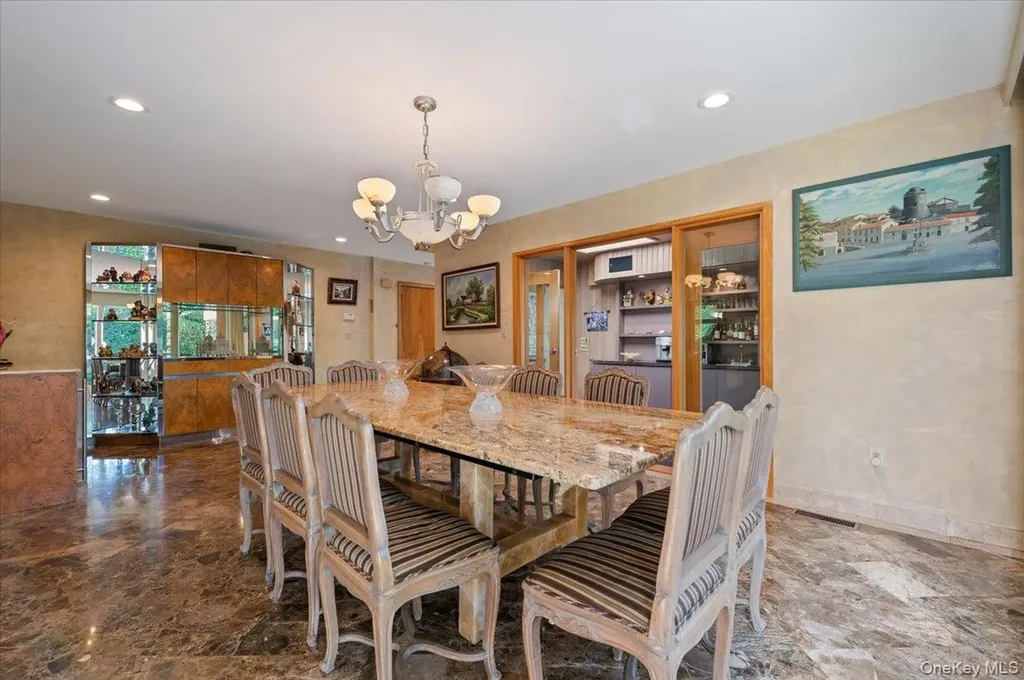 292 Breezyway Lawrence NY 11559