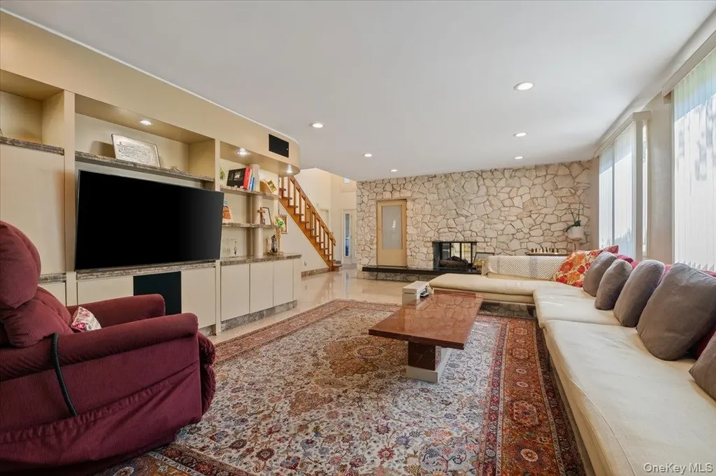 292 Breezyway Lawrence NY 11559