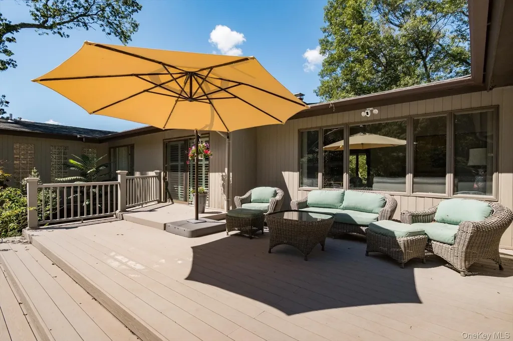 17 Treeview Drive Melville NY 11747