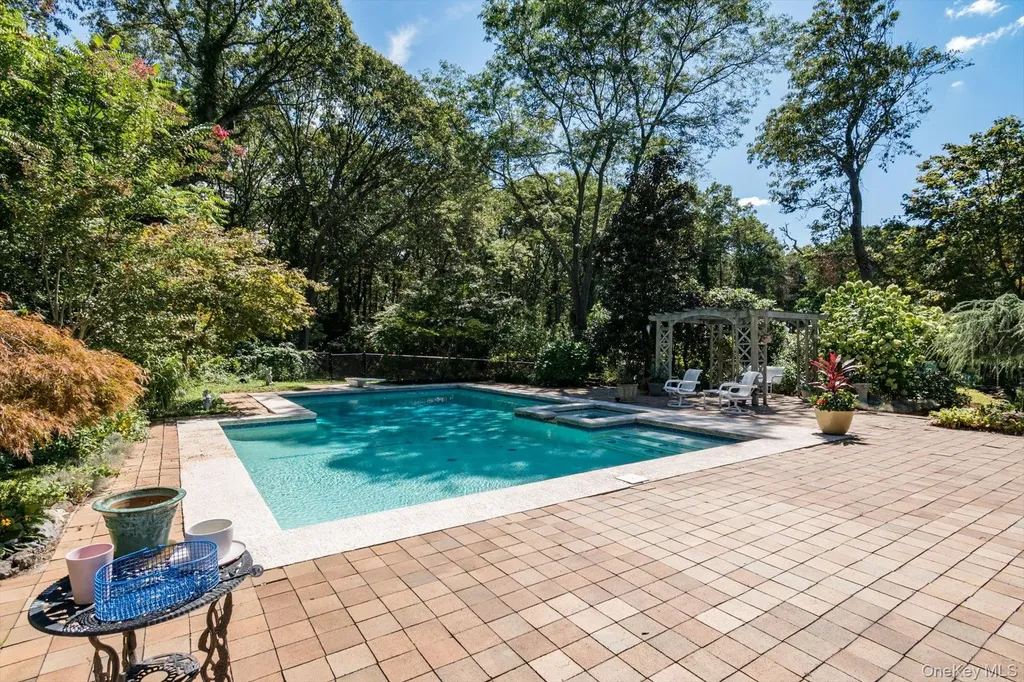 17 Treeview Drive Melville NY 11747