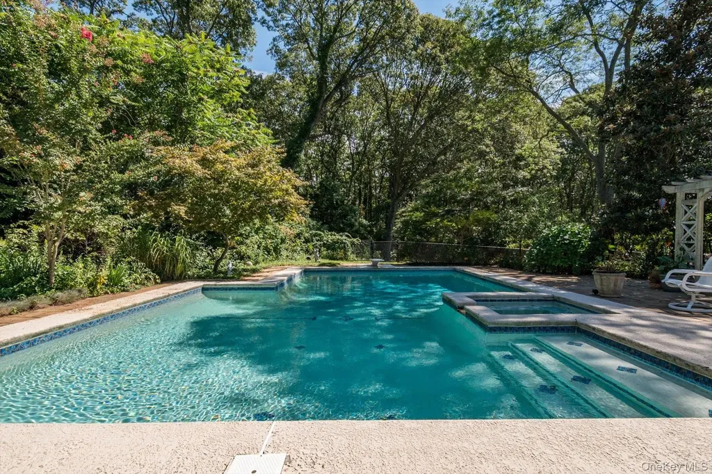 17 Treeview Drive Melville NY 11747