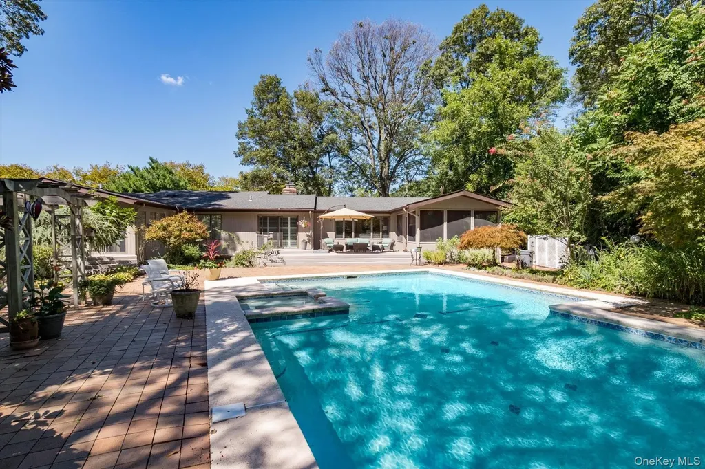 17 Treeview Drive Melville NY 11747