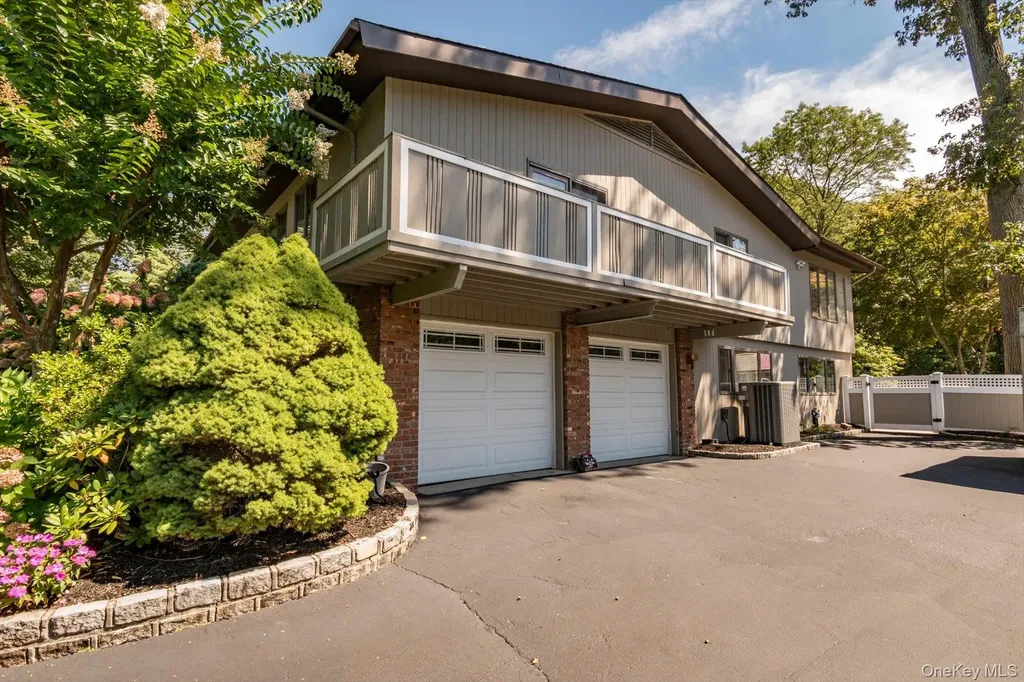 17 Treeview Drive Melville NY 11747
