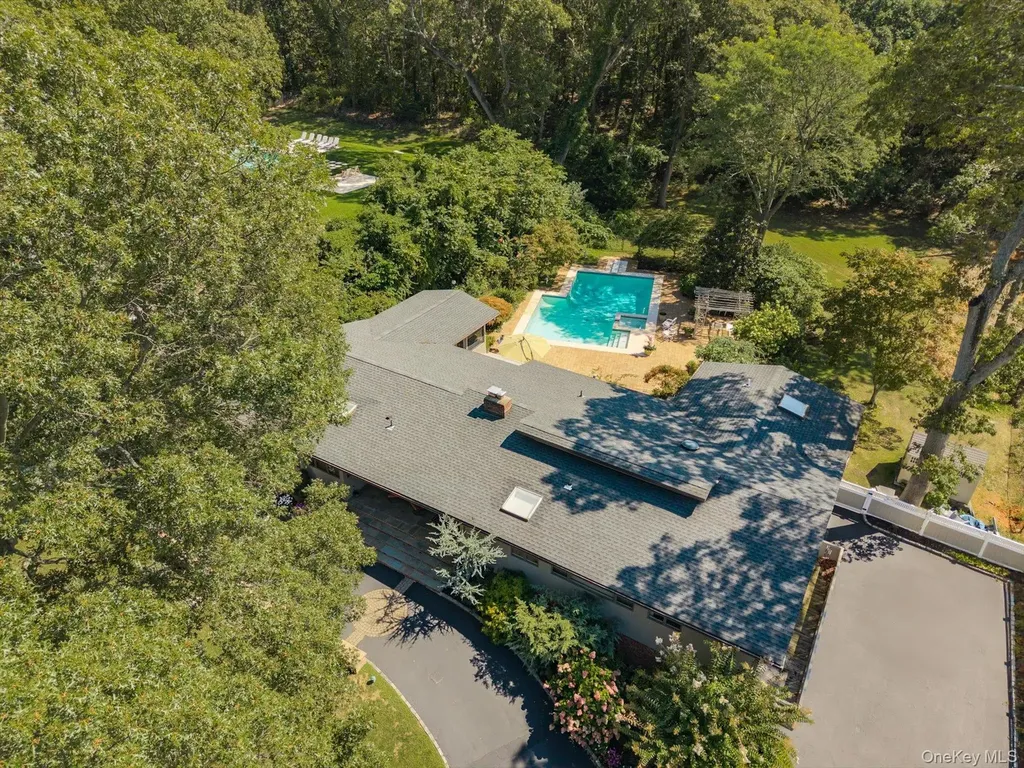 17 Treeview Drive Melville NY 11747