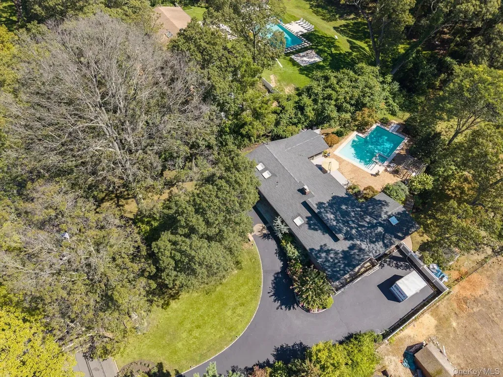 17 Treeview Drive Melville NY 11747