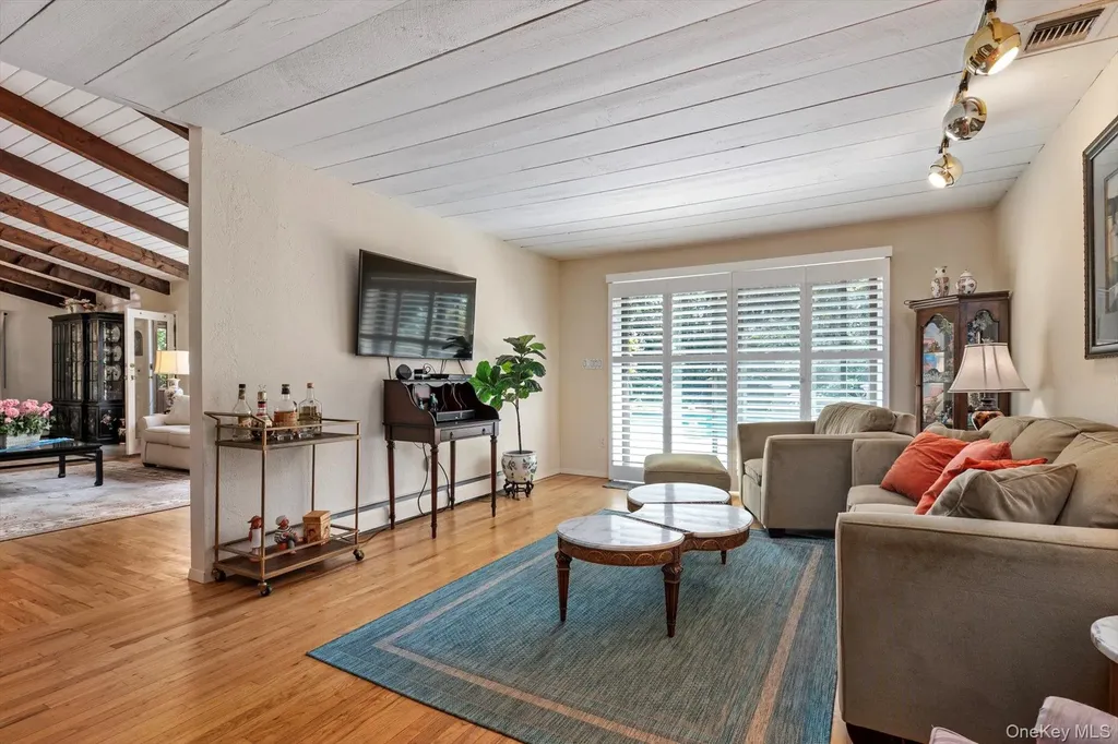 17 Treeview Drive Melville NY 11747