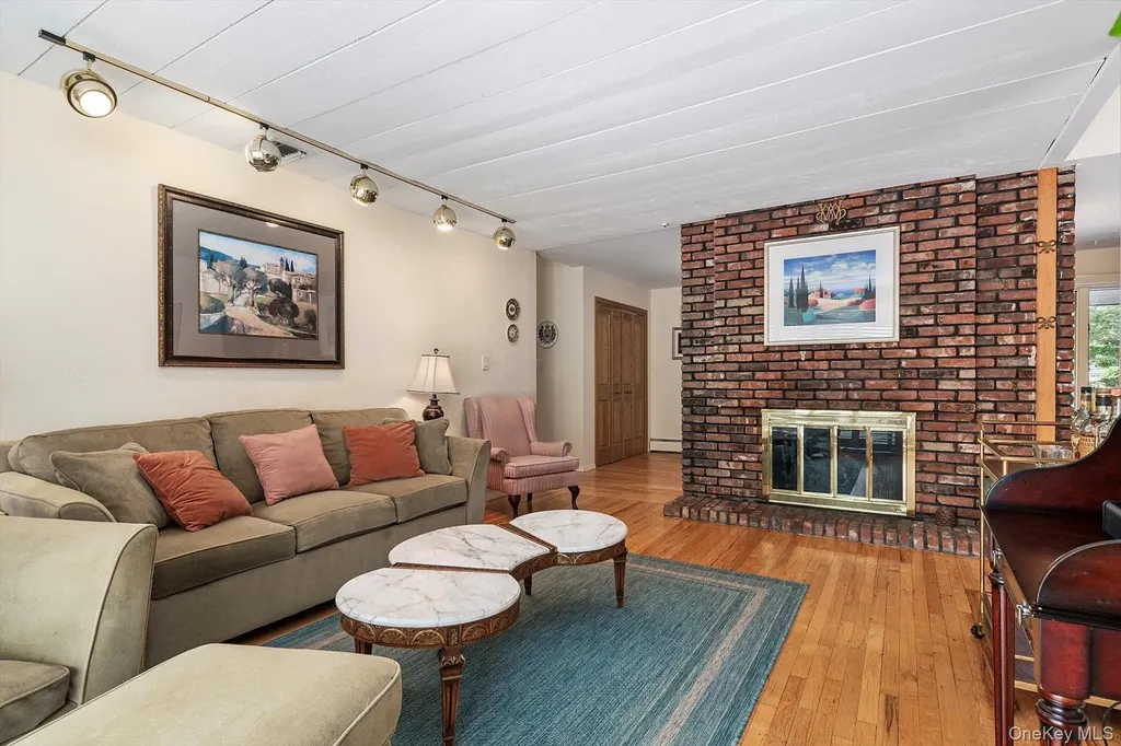 17 Treeview Drive Melville NY 11747