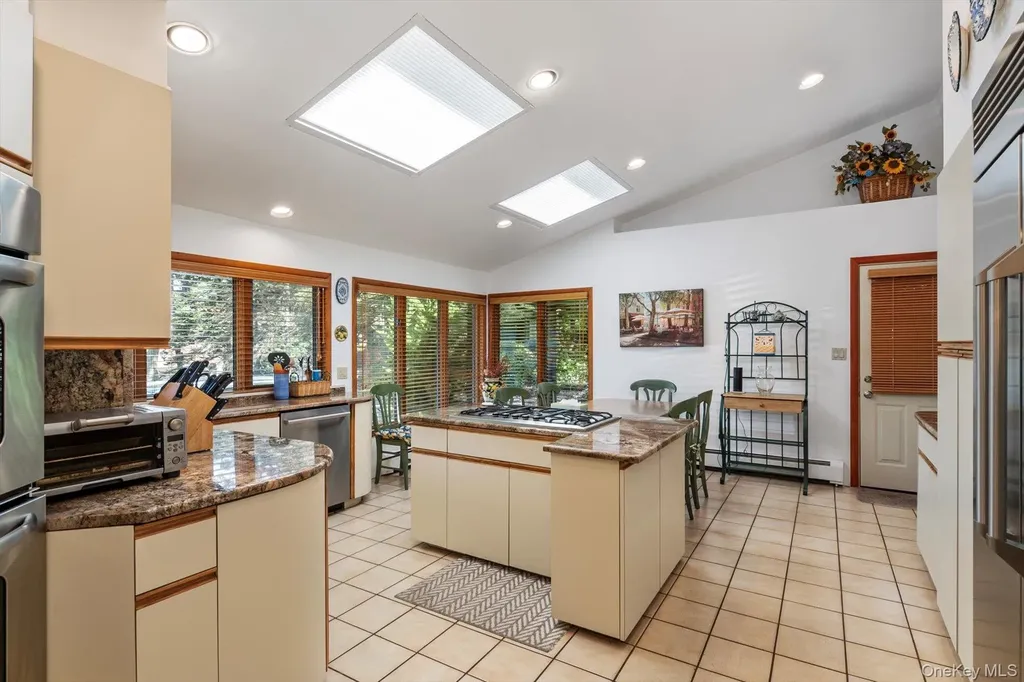 17 Treeview Drive Melville NY 11747