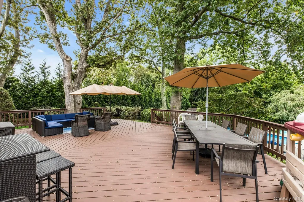 71 Hofstra Drive Plainview NY 11803