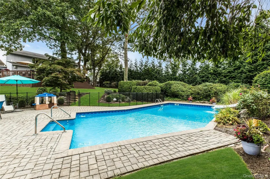 71 Hofstra Drive Plainview NY 11803