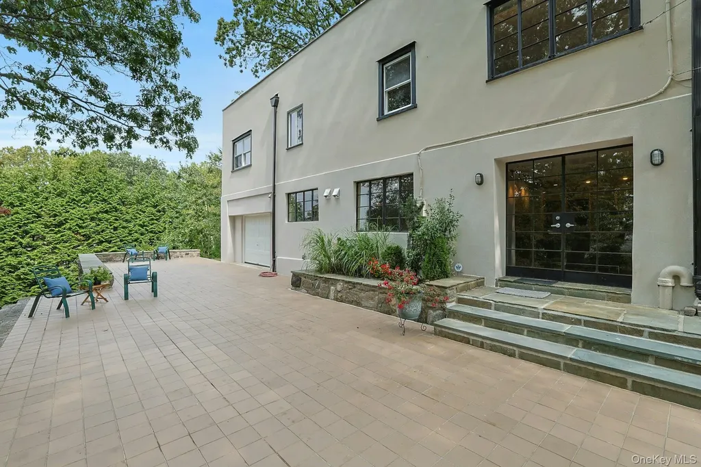 75 Lakeside Drive New Rochelle NY 10801