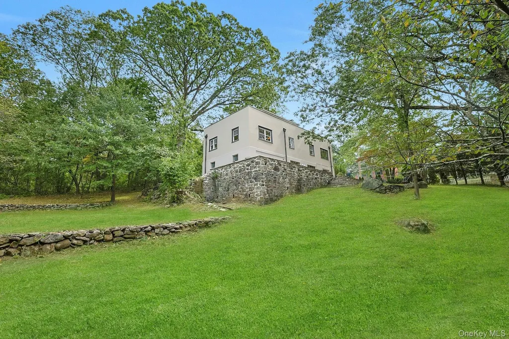 75 Lakeside Drive New Rochelle NY 10801