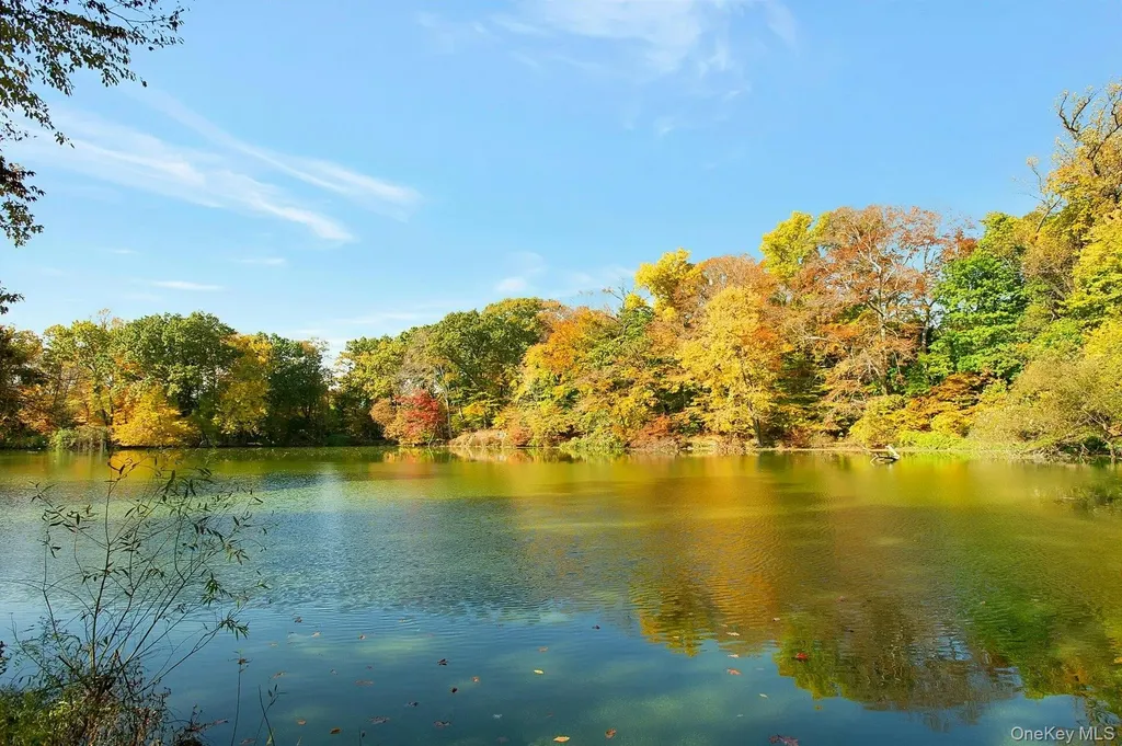 75 Lakeside Drive New Rochelle NY 10801