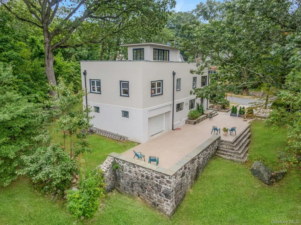75 Lakeside Drive New Rochelle NY 10801
