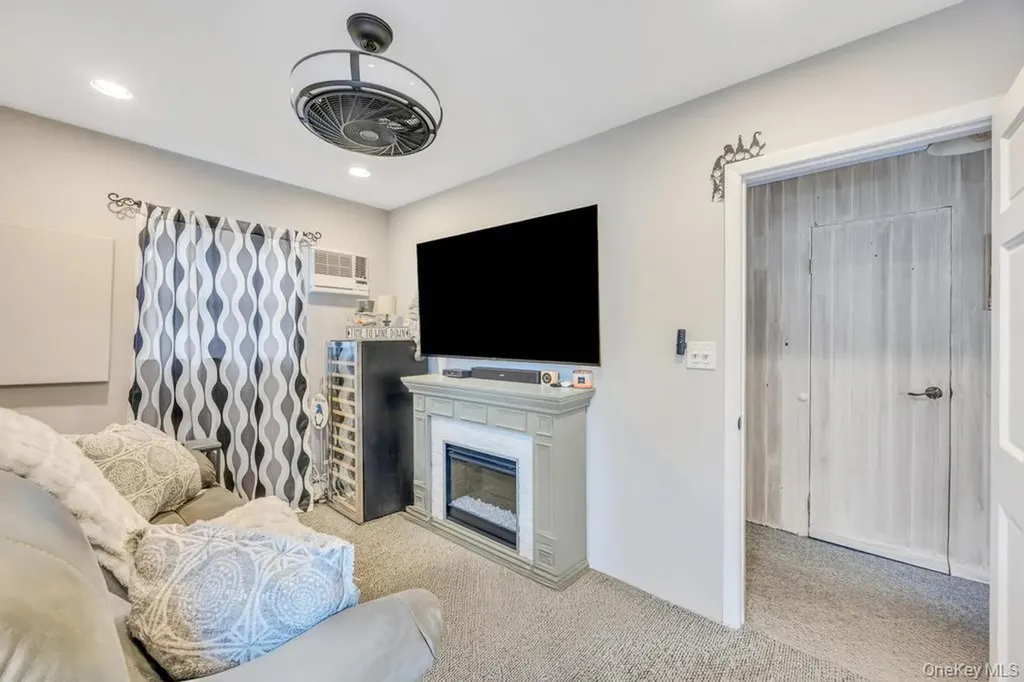 63 Silver Lane Levittown NY 11756