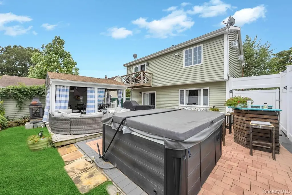 63 Silver Lane Levittown NY 11756
