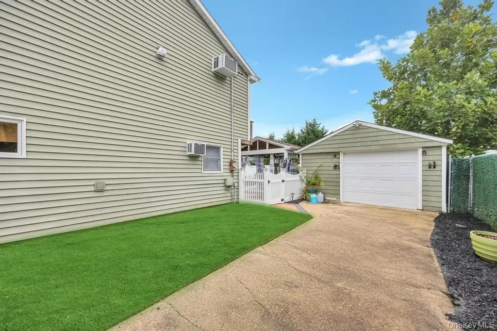 63 Silver Lane Levittown NY 11756