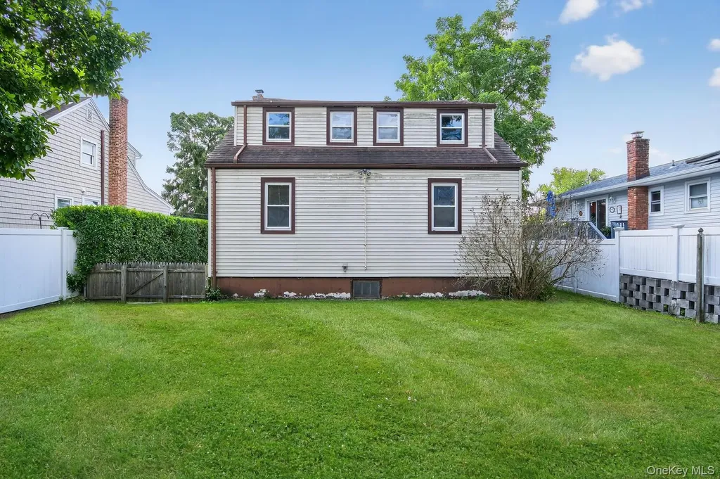 29 Hickory Road Bayville NY 11709