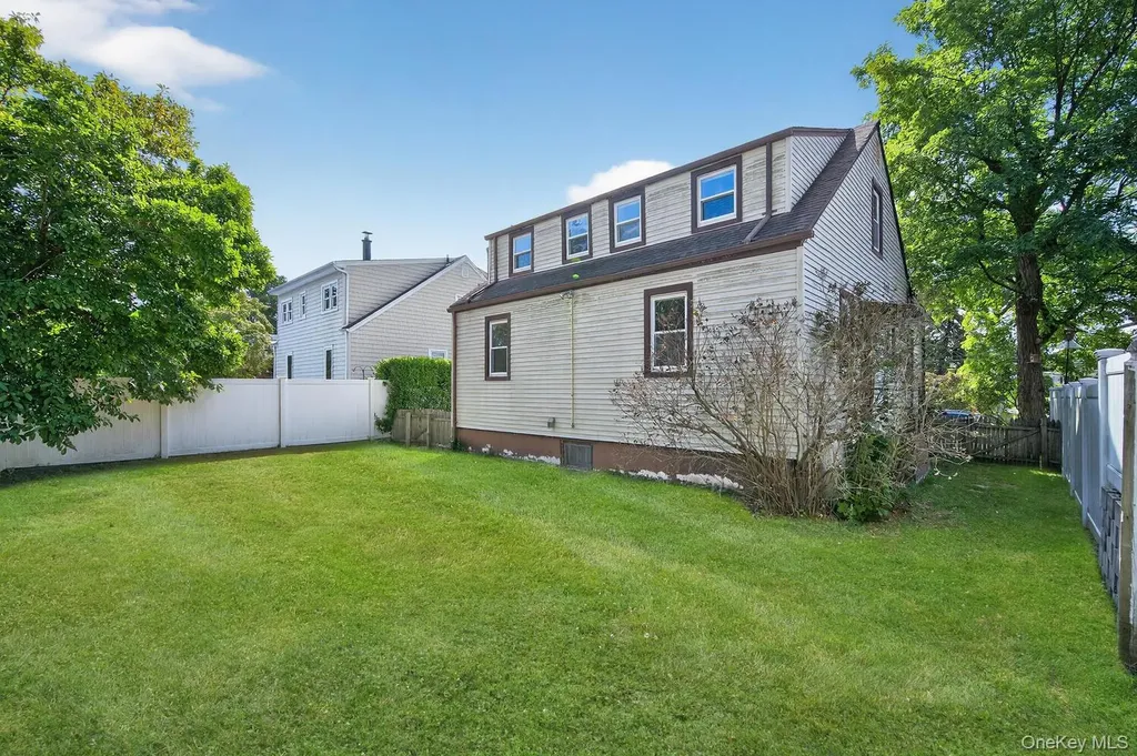 29 Hickory Road Bayville NY 11709