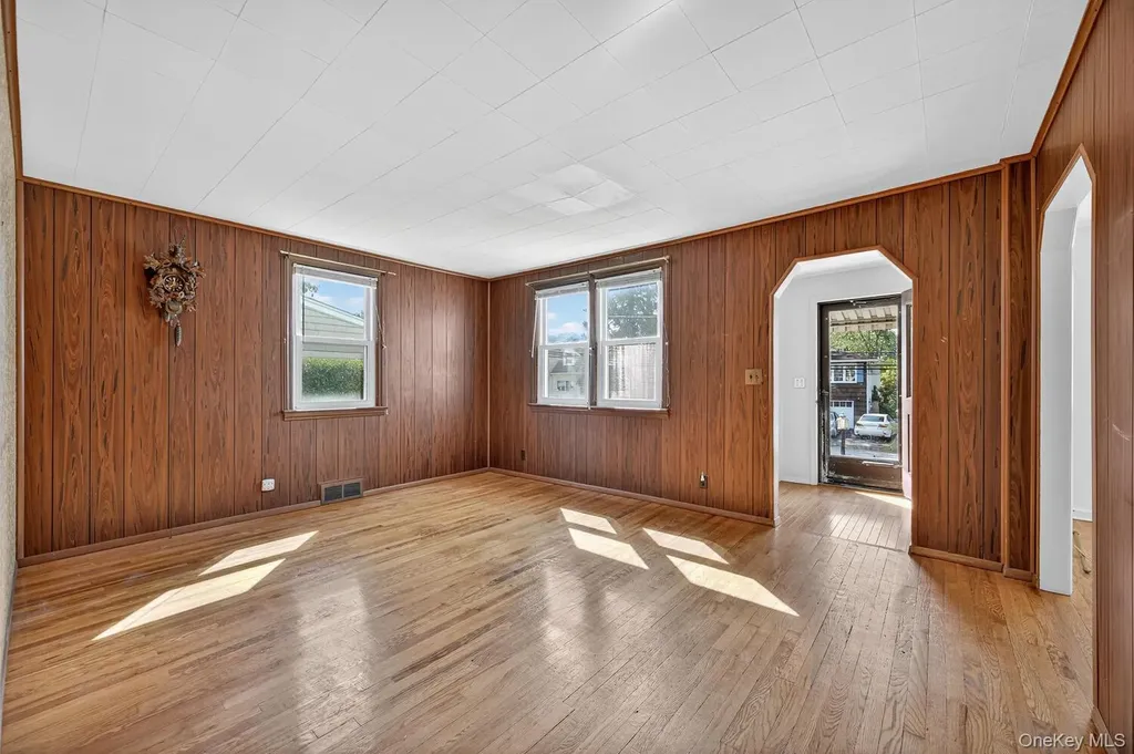 29 Hickory Road Bayville NY 11709