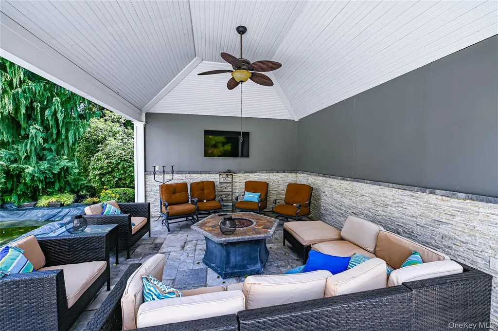 15 Weatherstone Way Smithtown NY 11787
