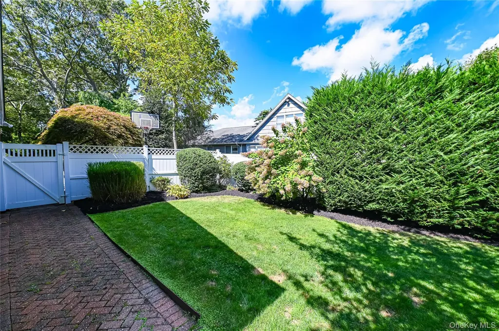 15 Weatherstone Way Smithtown NY 11787