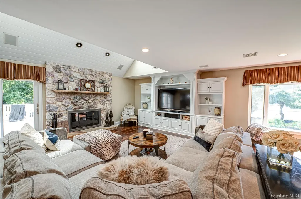 15 Weatherstone Way Smithtown NY 11787