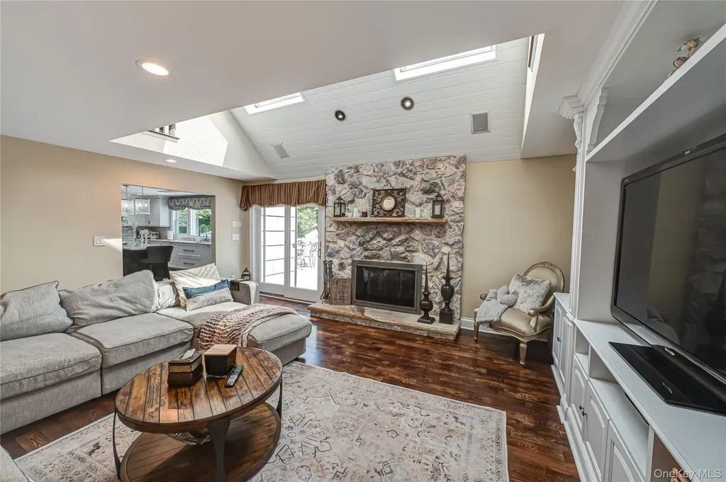 15 Weatherstone Way Smithtown NY 11787