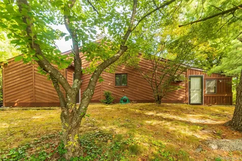 16 Hilltop Circle Fishkill NY 12524