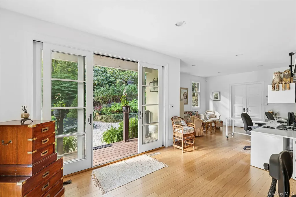 19 Ridge Lane Miller Place NY 11764