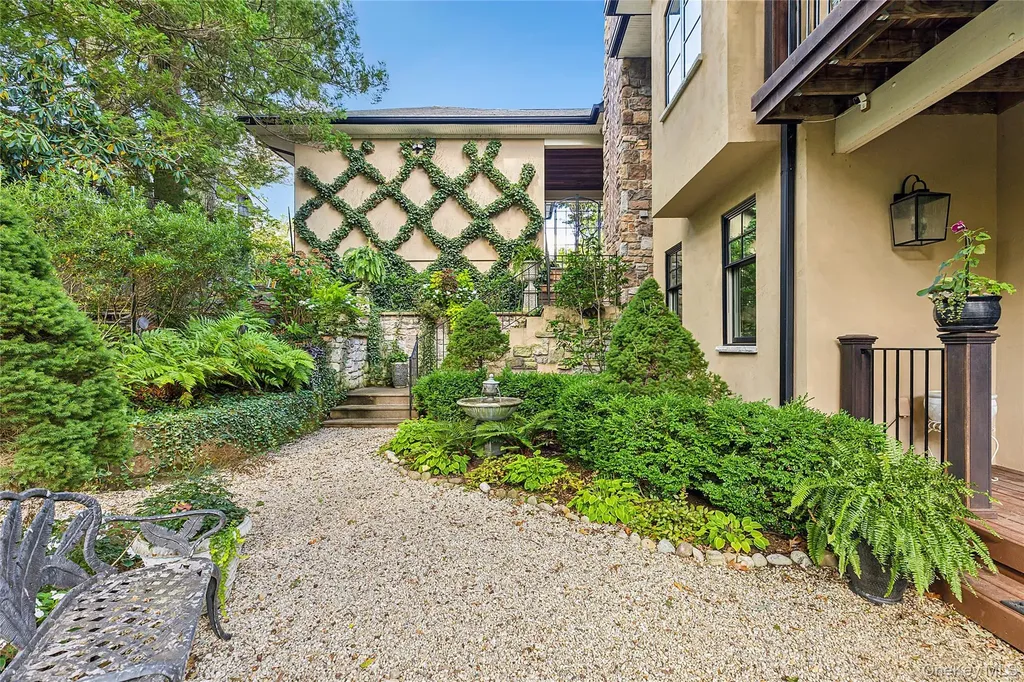 19 Ridge Lane Miller Place NY 11764
