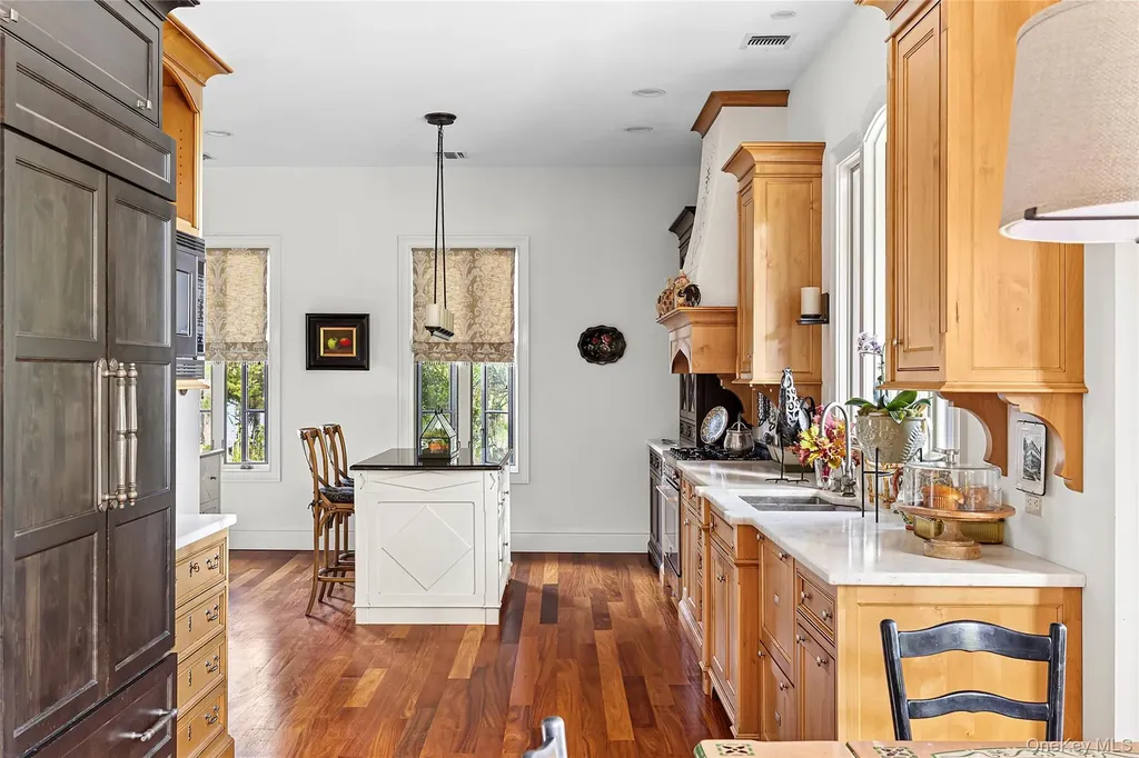 19 Ridge Lane Miller Place NY 11764