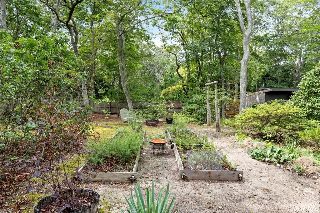 46 Flaggy Hole Road East Hampton NY 11937