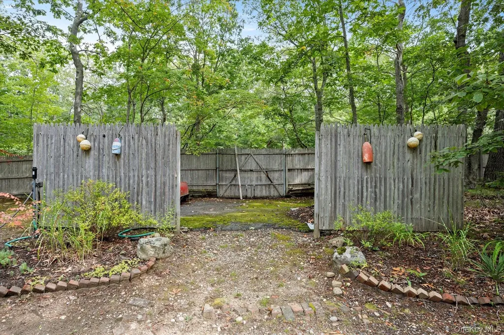 46 Flaggy Hole Road East Hampton NY 11937