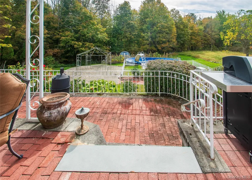22 The Drive Westtown NY 10998