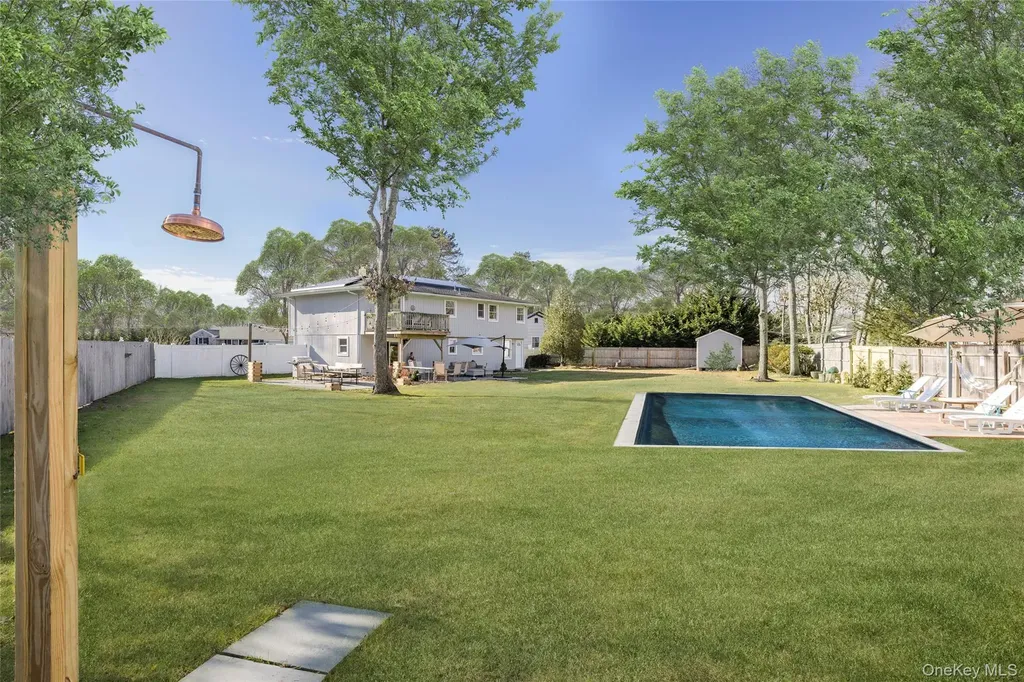 8 Westerly Court Hampton Bays NY 11946