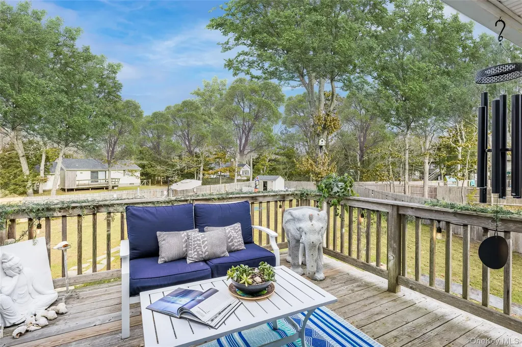 8 Westerly Court Hampton Bays NY 11946