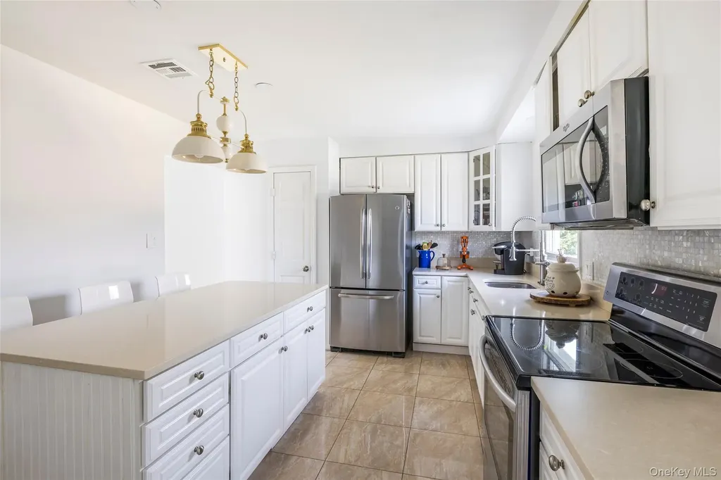8 Westerly Court Hampton Bays NY 11946