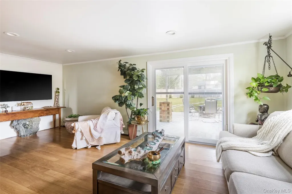 8 Westerly Court Hampton Bays NY 11946