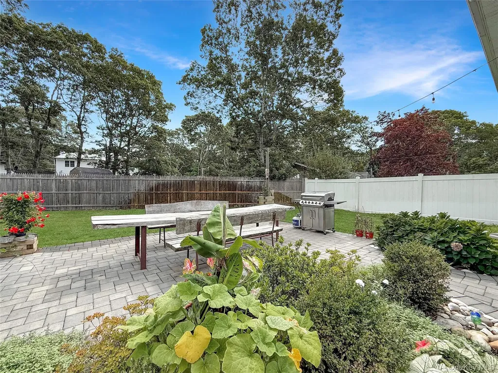 8 Westerly Court Hampton Bays NY 11946