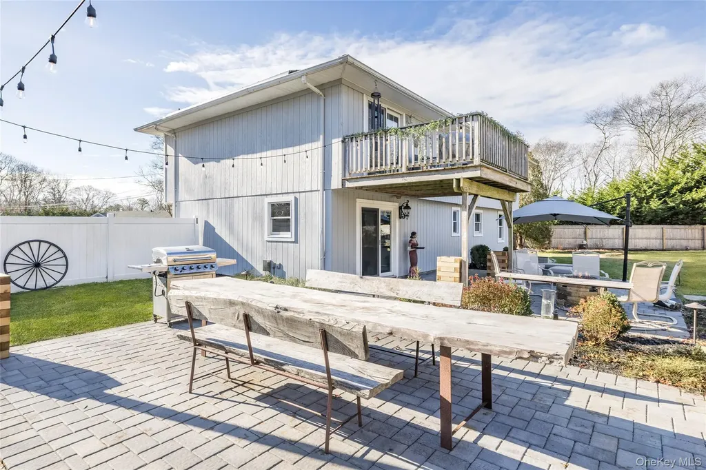 8 Westerly Court Hampton Bays NY 11946