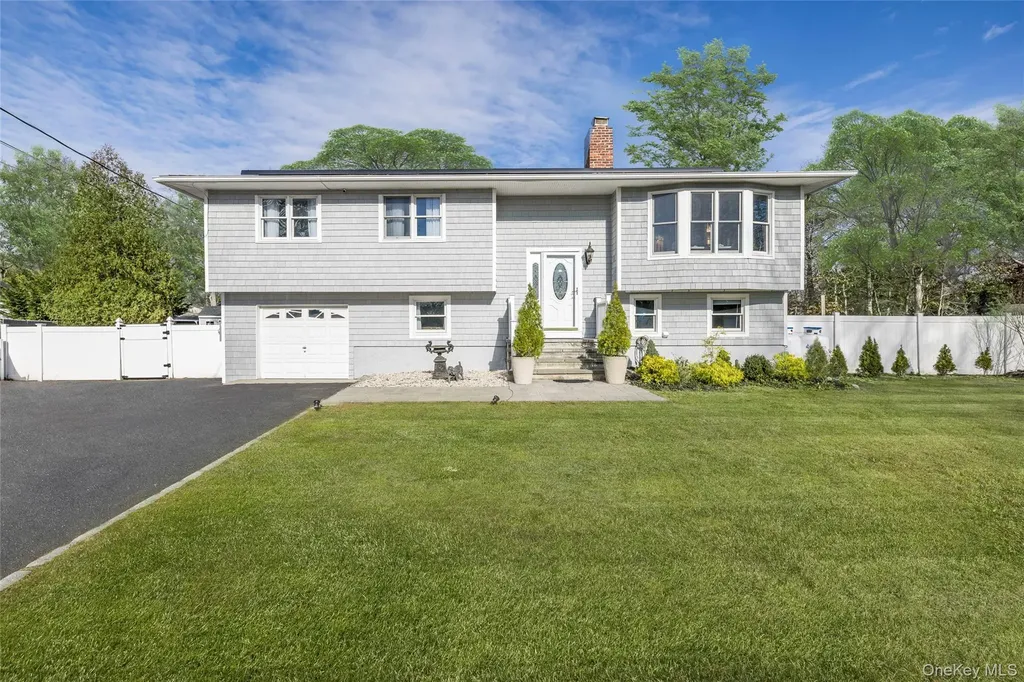 8 Westerly Court Hampton Bays NY 11946