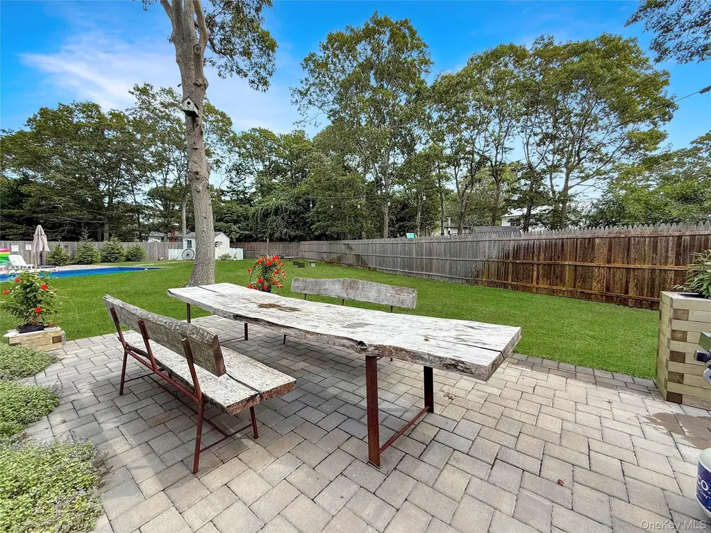 8 Westerly Court Hampton Bays NY 11946