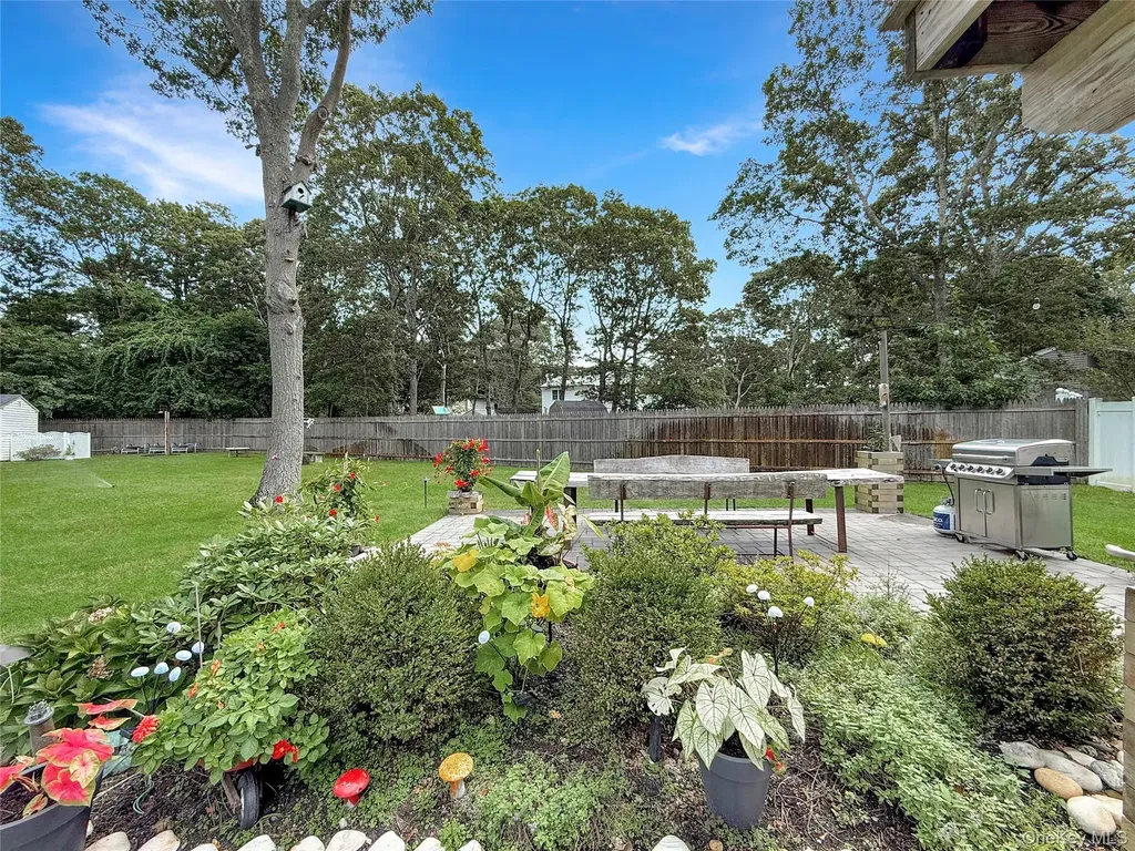8 Westerly Court Hampton Bays NY 11946