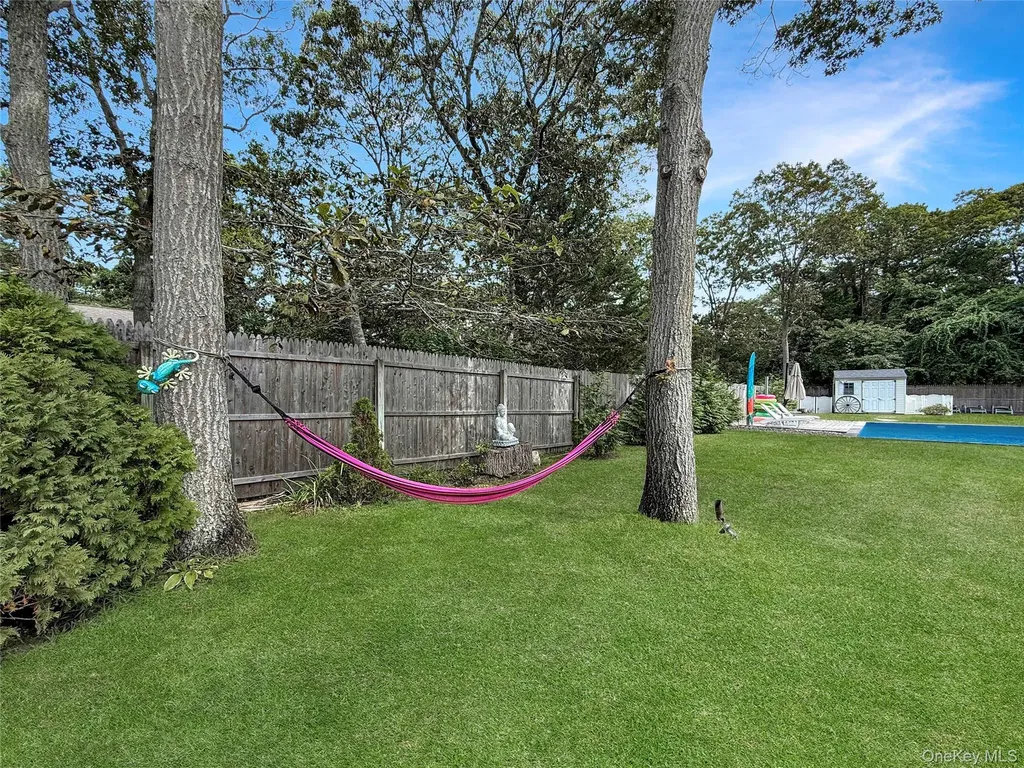 8 Westerly Court Hampton Bays NY 11946