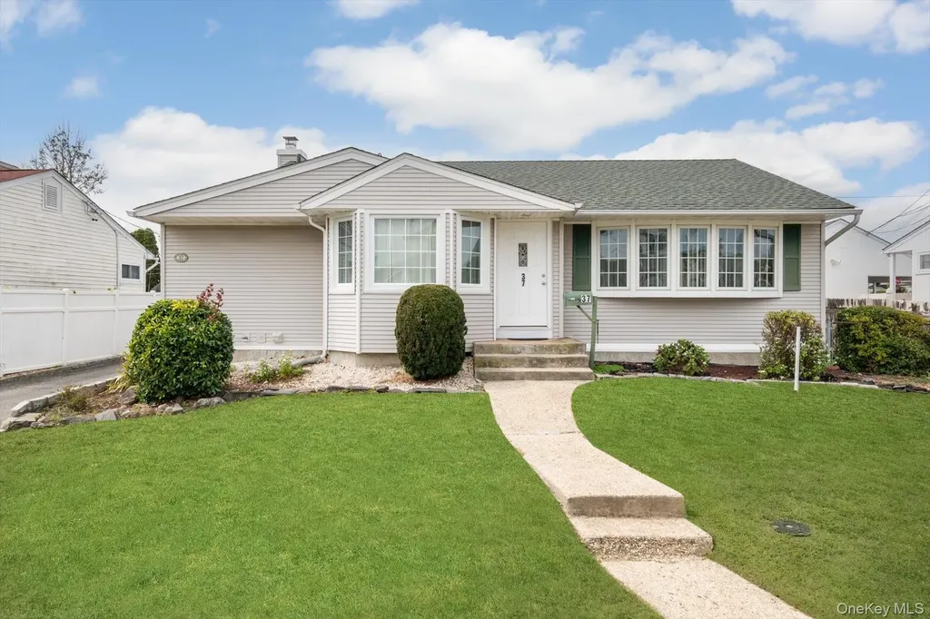 37 Hunter Lane Hicksville NY 11801