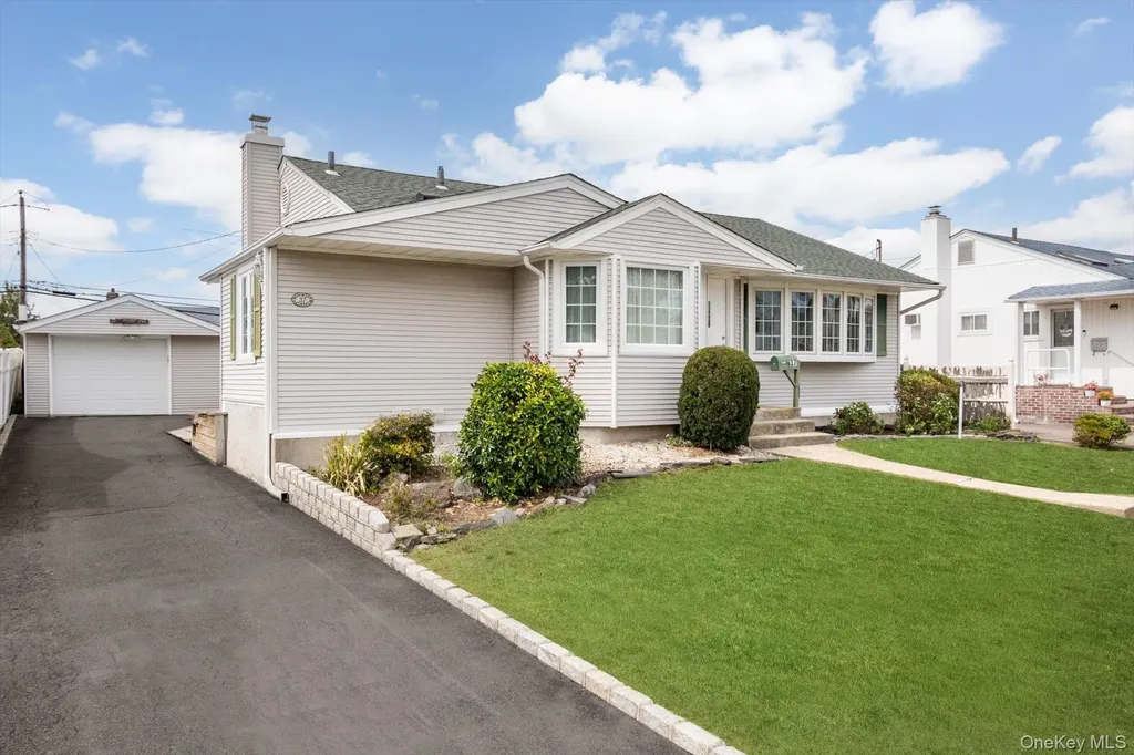 37 Hunter Lane Hicksville NY 11801
